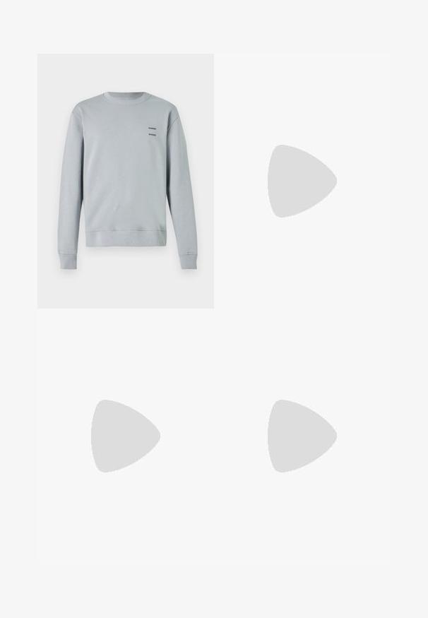 Šviesiai pilka džemperis, pagamintas iš minkštos medžiagos, su apvaliu kaklu, raukšlėtomis rankogaliais ir apačia, ant krūtinės su dviem juodais "SAMSØE" logotipais.; Ilgų rankovių baltas medvilninis marškinis su apvalia iškirpte, šonuose su plyšiais apačioje ir lygia tekstūra, rodomas iš nugaros.; Šviesiai mėlyni džinsai su tiesiu kirpimu, penkios kišenės, mygtuko užsegimas, minimalus blukimas ir kontrastingi siuvimo detalės.; Baltas sportinis batelis su lygiu odiniu paviršiumi ir žemu profiliu. Turi suapvalintą pirštą, šešis akių skyrius ir tekstūruotą gumos padą.