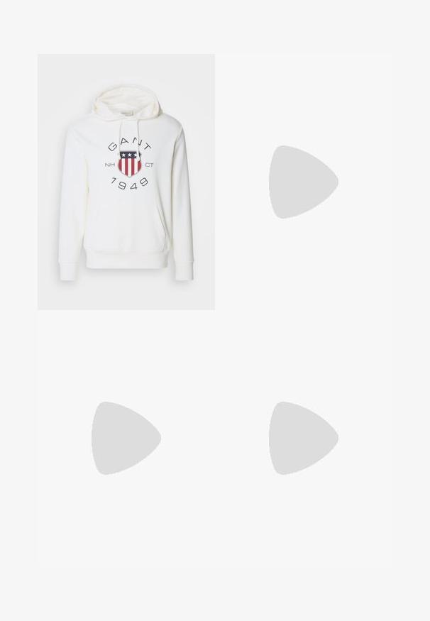 Hvit hettegenser laget av mykt stoff, med en frontlomme, snøring i hetten og et trykt emblem med røde og blå aksenter.; Svart bomull t-skjorte med rund hals, korte ermer og hvit "BOSS"-logo sentrert på brystet. Glatt tekstur, avslappet passform.; Sorte sweatsbukser laget av mykt materiale med elastisk midjebånd, snor og avsmalnende bein. Har et lite logo på siden.; Sorte sneakers med glatt skinnøvre, rund tå, flate lisser, polstret krage og minimalistisk design. Gummisåle med subtilt mønster.