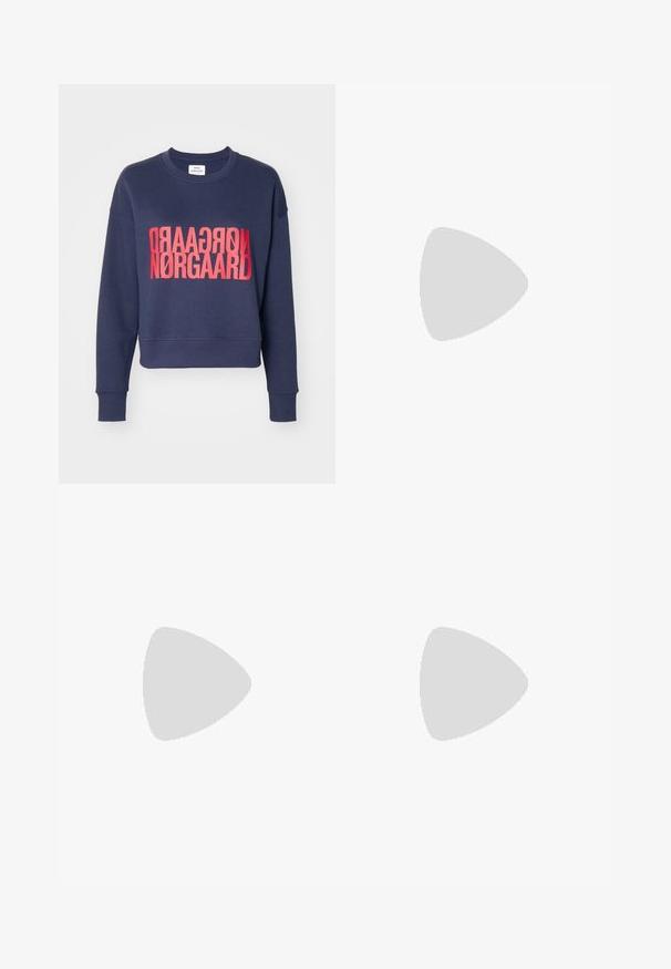 Sudadera corta de marinero con mangas largas, que presenta un texto rojo en negrita, orientado verticalmente, que dice "Nørgaard" en la parte frontal.; Jeans de mezclilla azul claro con un corte recto, cinco bolsillos y un ligero desgastado. Cuentan con una cinturilla estándar y costuras en contraste.; Zapato de charol negro con puntera afilada y tacón cuadrado ancho. Textura suave, diseño simple, adecuado para entornos formales.; Bolso de hombro de piel negra con forma curvada, cierre de cremallera y correa ajustable. Presenta logo de la marca en relieve en la parte frontal.