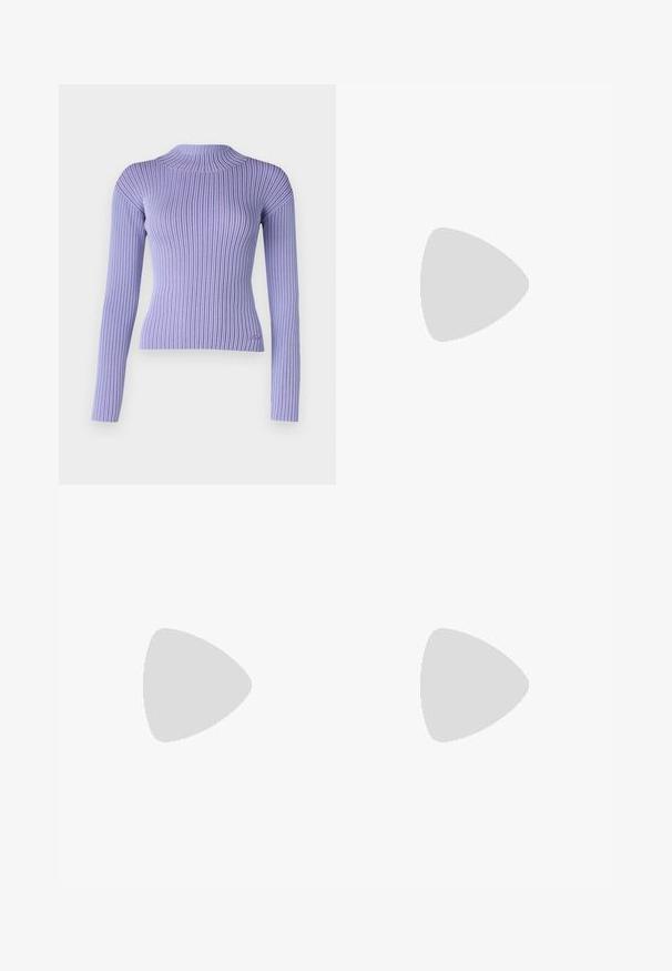 KARL LAGERFELD Svetr - sweet lavender/deep purple; Světlé modré džíny z denimu s vysokým pasem, širokým střihem, dvěma bočními kapsami a nařaseným designem. Měkká textura s vybledlým povrchem.; Černý špičatý slingback s nízkým podpatkem, vyrobený z hladké kůže, s výřezem na boku pro lepší prodyšnost.; Světle modrá kabelka se strukturovaným tvarem, hladkou koženou texturou, dvěma uchy a trojúhelníkovým logem značky na přední straně. Uzavření na zip.