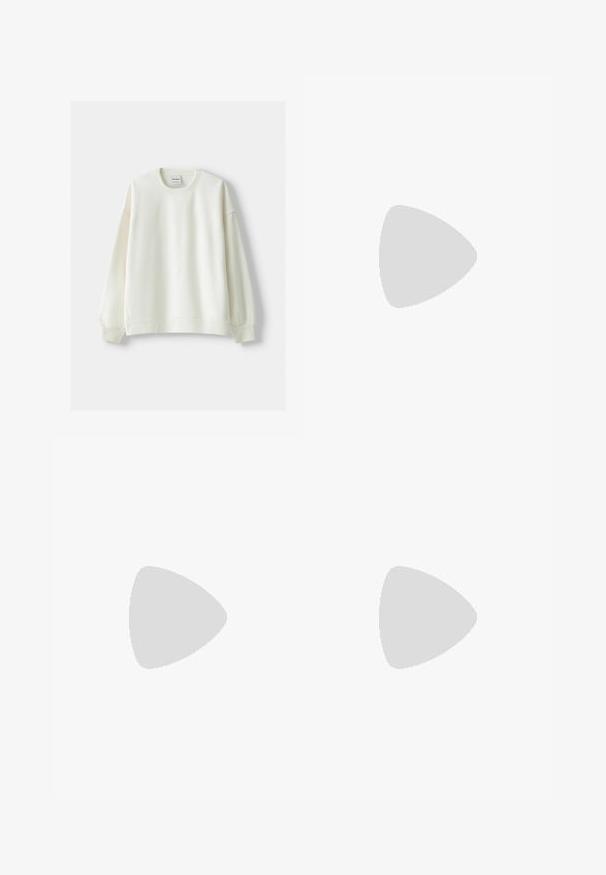 Bershka Collegepaita - white; adidas Originals RUFFLE  - Printtipaita - black; adidas Originals Verryttelyhousut - black; adidas Originals SAMBA LT W - Matalavartiset tennarit - black/white