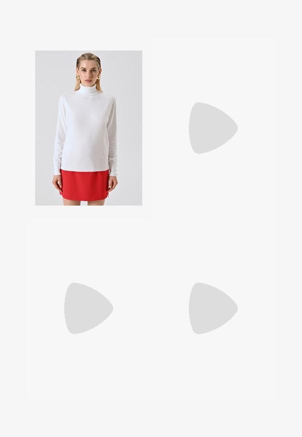 Donna che indossa un maglione bianco a collo alto con polsini abbottonati e una mini gonna rossa, abbinata a grandi orecchini d'oro e capelli pettinati all'indietro.; T-shirt bianca in cotone con collo rotondo classico, maniche corte e forma aderente. Nessun motivo o dettaglio visibile.; Pantaloni tuta grigi con vita elastica, dettaglio con cordino e piccolo logo Nike bianco sulla coscia sinistra. Tessuto morbido, vestibilità ampia.; Sneaker bianchi in pelle con accenti grigi, punta perforata, lacci piatti, collo imbottito e suola in gomma testurizzata.