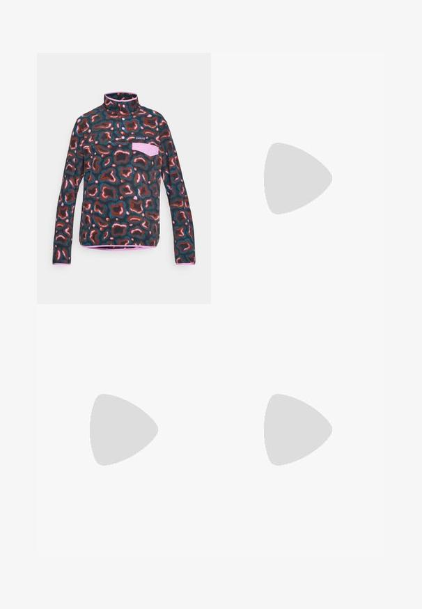 Fleece-pullover med høj krave, prydet med et flerfarvet abstrakt mønster i nuancer af brunt, teal og pink. Indeholder en brystlomme.; Langærmet mørkegrå skjorte med grafik af røde træer og bjerge; "COLUMBIA" logo i fed hvid tekst. Blødt stof, standard rund hals.; Mørkeblå bukser lavet af glat stof, med en frontknaplukning, tætsiddende design og pressefolder ved knæene.; Sort atletiksko med grå mellemsål, tekstureret mesh-overdel, reflekterende accenter og gummiydersål med et mønster. Snørerne med toggle.