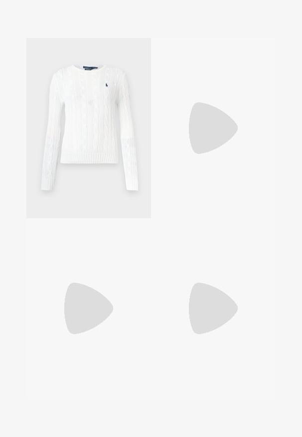 Biały sweter z dzianiny w warkocze, okrągły dekolt, długie rękawy, ściągacz na dole. Posiada małe granatowe logo na klatce piersiowej oraz teksturowany wzór na całej powierzchni.; Jasnoniebieska koszula z długim rękawem, zapinana na guziki, z białym kontrastującym kołnierzykiem. Posiada gładką teksturę i pięć guzików z przodu.; Beżowe spodnie o dopasowanym kroju z wysokim stanem, plisowanym przodem, zwężanymi nogawkami i podwiniętymi mankietami. Gładki materiał o subtelnej fakturze.; Białe skórzane sneakersy, niskoprofilowy design, charakteryzujące się gładką fakturą, okrągłym noskiem, sznurowanym przodem i małym haftowanym logo z boku.; Czarna skórzana torebka w kształcie półksiężyca. Ma złote akcenty i wąski pasek. Gładka tekstura, zamek błyskawiczny na górze.