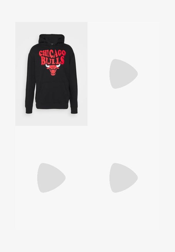 Sudadera negra con un gráfico en rojo de "Chicago Bulls" que presenta un diseño de cabeza de toro. Incluye un bolsillo frontal y una capucha ajustable con cordón.; Pantalones cortos deportivos negros con cintura elástica, con rayas blancas en los laterales y un logo en la parte inferior derecha delantera. Tejido ligeramente texturizado.; Zapatillas de cuero blanco con perforaciones, punta redonda, suela plana y cordones gruesos, con un logo de swoosh visible y "AIR" en el talón.; Mochila de tela negra tipo bandolera con una textura suave, que presenta un diseño curvado, un compartimento con cremallera y un logo blanco en la parte frontal.