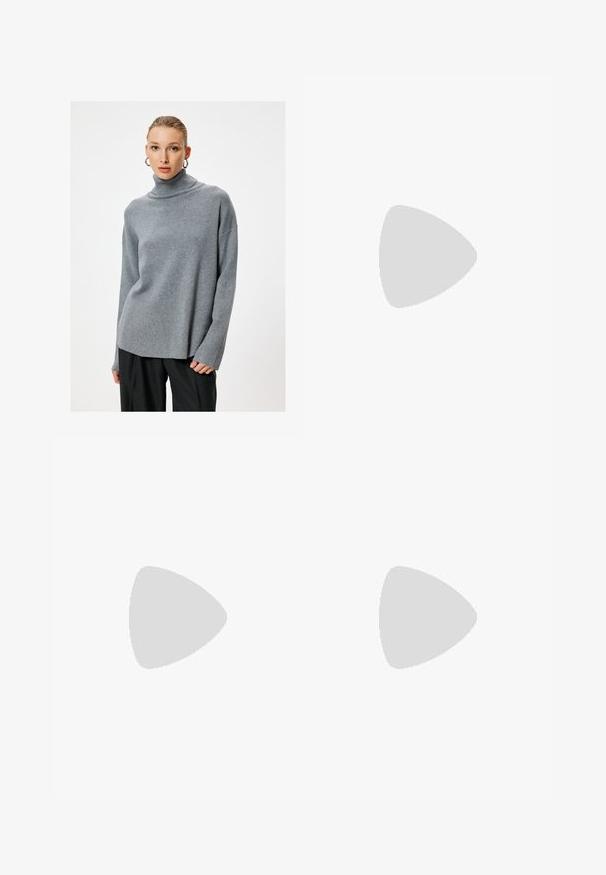 Jasnoszary sweter typu golf w miękkim, dzianinowym materiale, cechujący się luźnym krojem, opadającymi ramionami i prążkowanym kołnierzem, zestawiony z ciemnymi spodniami.; Czarne dżinsy o szerokich nogawkach, wykonane z denimu, w małe kropeczki, klasyczny pięć kieszeniowy fason oraz zapięcie na guzik i suwak.; Czarne platformy na wysokim obcasie z szpiczastym noskiem i regulowanym paskiem na kostkę. Wykonane z gładkiej skóry, z grubym słupkowym obcasem.; Czarna skórzana torebka o zakrzywionym kształcie, z odpinanym paskiem i złotymi akcentami. Torebka posiada klapę z zapięciem w kształcie klamry.