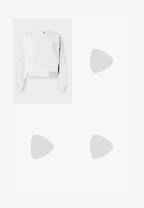Sweatshirt cinza de algodão com decote redondo, ombros descaídos e punhos canelados. Apresenta uma bainha curta e um tecido suave e texturizado.; Calças de ganga largas de cor azul claro, com uma cintura alta, design de cinco bolsos e um ligeiro desvanecimento em gradação em direção à bainha.; Sapatilha cinza clara feita de camurça e malha, com três riscas brancas, bico redondo e sola de borracha de goma. Detalhe do logótipo dourado junto aos atacadores.; Óculos de sol estilo gato com uma armação em tartaruga preta e laranja, lentes castanhas e pontas elegantes e pontiagudas. Apresenta um logo minimalista na haste.; Brincos de argola prateados com um design torcido, apresentando um acabamento polido e fecho tipo post. Medem aproximadamente 3 cm de diâmetro.