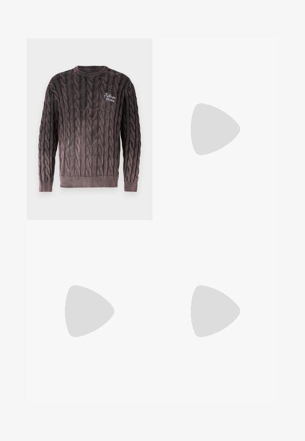 Pull en tricot marron à mailles torsadées avec un col rond et des accents côtelés subtils. Présente un logo brodé sur la poitrine. Texture douce.; Pantalons cargo noirs avec une coupe droite. Fabriqués à partir d'un tissu durable, ils disposent de deux poches latérales avec fermetures à rabat et d'un zip à bouton.; Des chaussures de sport blanches avec des superpositions texturées, une semelle épaisse et des accents gris. Portées avec des chaussettes blanches et des shorts verts sur une surface bleue.; Sac bandoulière noir avec un compartiment principal zippé, une poche frontale, une sangle ajustable et un patch logo visible sur le rabat.