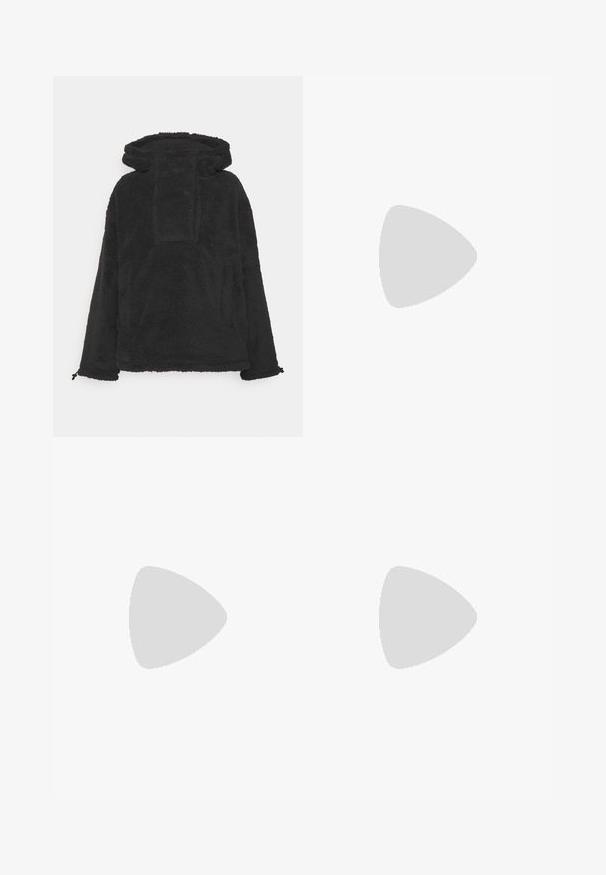 Sweatshirt à capuche en polaire noire, avec une surface texturée et une poche avant. Manchons et ourlet élastiques. Design simple.; Pantalons larges noirs en tissu texturé, avec une taille élastique et une ceinture à nouer amovible à la taille pour un ajustement variable.; Sandale à talon ouvert noire avec des brides croisées, une sangle de cheville ajustable et un talon épais, dotée d'une texture en cuir lisse.; Sac à main noir à la forme structurée, texture lisse et fermoir métallique. Associé à un pantalon noir ample et des sandales ouvertes sur un sol en bois.
