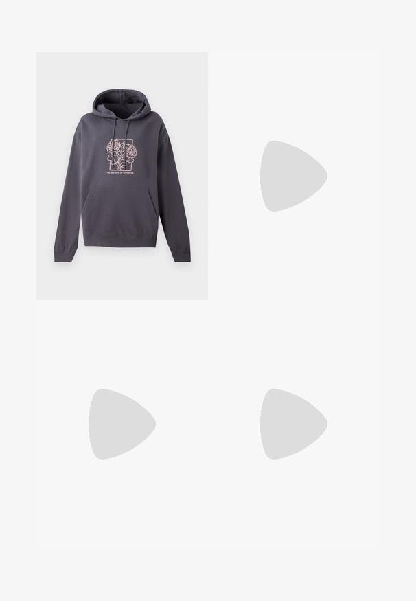 Mørk grå hettegenser med frontlomme, snorhette og lys rosa grafisk design med sammenflettede blader og teksten "BALANSEN MELLOM MOTSETNINGER."; Blå denim cargo bukser med høy midje, vide ben, to store frontlommer og synlige sømdetaljer.; Nike Sportswear FIELD GENERAL - Joggesko - off-white/black; Sølv metal hjerteformet håndveske med doble håndtak, kjedehank og jevn tekstur. Har metallhardware og sømmede kanter.