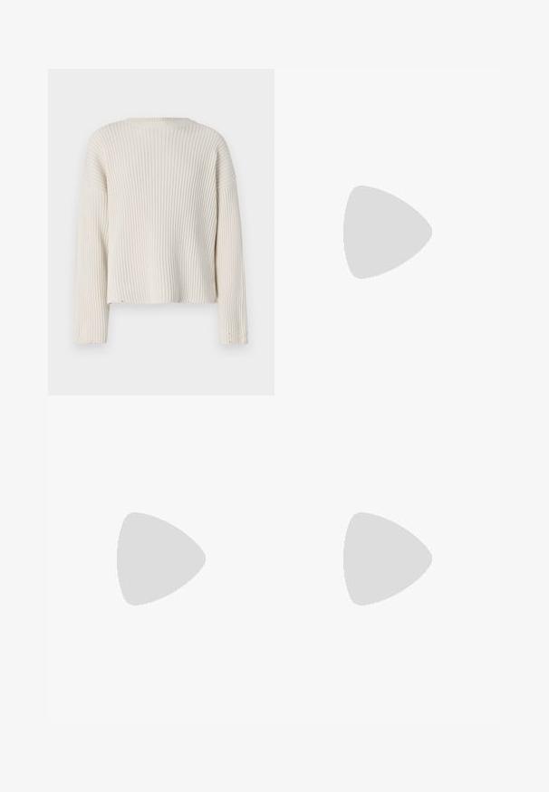 Pull à côtes de couleur crème avec des manches longues, un col rond et une coupe décontractée. Comprend des détails d'ourlet effiloché et un tissu texturé.; Jeans en denim bleu clair avec une coupe droite, cinq poches, braguette à boutons et décoloration subtile. Présente des détails de couture et des rivets en cuivre.; Mocassins en cuir marron avec un design tressé, détail de frange et une semelle en caoutchouc plate. Dotés d'une finition lisse et de coutures contrastées.; Lunettes de soleil noires rectangulaires avec des verres foncés, finition brillante, larges branches et un design de monture épaisse. Nom de marque gravé sur une branche.