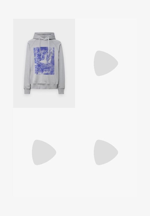 Γκρι φούτερ με μπροστινό γραφικό που διαθέτει ένα μπλε σχέδιο με σύννεφα και ένα πουλί, με την ένδειξη "Versace Jeans Couture." Περιλαμβάνει κορδόνια ρύθμισης και ριμπ μανσέτες.; Μαύρο κοντομάνικο πουκάμισο με κουμπιά, με κίτρινες και χρυσές μπαρόκ λουλουδάτες σχέσεις και μπροστινή τσέπη, με ετικέτα Versace Jeans Couture μέσα στην κολάρα.; Μαύρο αθλητικό παντελόνι με ελαστική ζώνη και μανσέτες, με χρυσά και μαύρα λουλουδάτα σχέδια στις πλευρές.; Μαύρο δερμάτινο αθλητικό παπούτσι με στρογγυλή μύτη, χορδές μπροστά, λεία υφή, παχύ καουτσούκ σόλα και αντίθετο καφέ εσωτερικό.