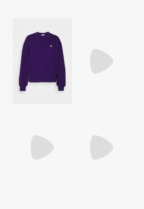 Carhartt WIP CASEY - Sweatshirt - tyrian; Svarte bukser med rett ben-design, laget av et strukturert stoff. Har dekorativt sølvtilbehør og unike sømdetaljer.; Sorte og hvite sneakers med overdel i semsket skinn og lær, med tre hvite striper, perforert tå og en såle av gummi.; Svart stoff crossbody veske med glidelås, med en hvit Adidas-logo og enstripet justerbar stropp for enkel bæring.