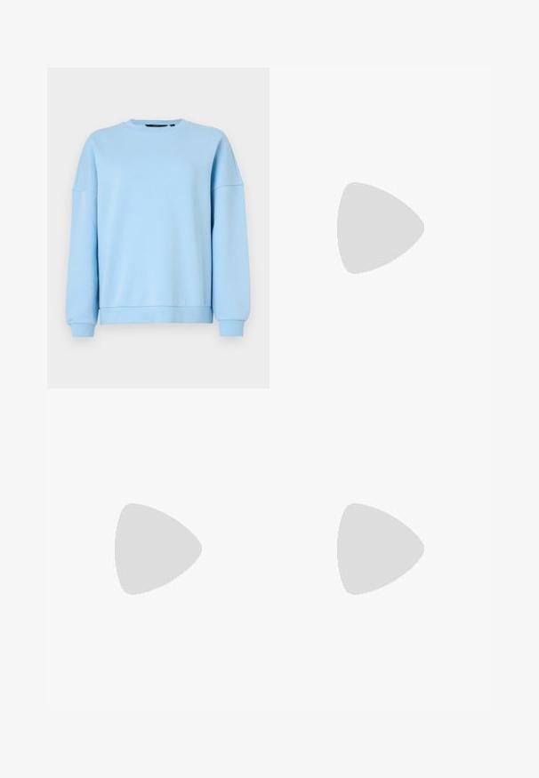 Felpa azzurra chiara realizzata in tessuto morbido, con scollatura rotonda, maniche lunghe e polsini e orlo a coste. Design semplice, senza motivi.; T-shirt bianca in cotone con una grande grafica di aragosta rossa brillante sul davanti. Maniche corte e design con colletto rotondo standard.; Abito da giardino in denim nero con spalline regolabili, hardware in tonalità argentata, tasche frontali e una tasca sul retro. Texture liscia e design aderente.; Sneaker alta in tela bianca con suola in gomma nera, punta in gomma frontale e sei asole per i lacci, caratterizzata da un design pulito e minimalista.; Borsa a tracolla in pelle rossa con un design angolare e geometrico. Presenta una singola tracolla regolabile e una chiusura a patta con dettagli cuciti.