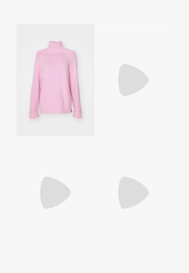 Suéter tricotado cor-de-rosa claro com gola alta, punhos e barra canelados. Apresenta um acabamento texturizado e mangas raglan para um ajuste descontraído.; Jeans pretos de cintura alta com fecho de botão e zíper, bolsos frontais e pernas largas dispostos em cima de um fundo branco.; Sandálias de salto alto metálico dourado com design em tiras, salto quadrado e tira no tornozelo ajustável com fivela. Textura suave.; Bolsa de couro preta com forma curva, alça destacável e detalhes em dourado. A bolsa possui uma aba com detalhe de fivela.