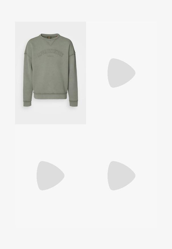Vihreä fleecetakki, jossa on ribbaatut hihansuut ja helma. Edessä on "ALPHA INDUSTRIES" -nosteet teksti ja raakareunakäsittely saumoissa.; Valkoinen puuvillapaita, jossa on pyöreä pääntie, lyhyet hihat ja pieni musta "W.W." -logo vasemmassa rinnassa. Sileä kangas, normaali istuvuus.; Ruske puuvillased utiliitpüksid sirge jala lõikega, millel on ees taskud ja metallist detailid lisakestvuse tagamiseks.; Korkean varren beige kangastennarit, joissa on punainen raita, valkoinen kumipohja ja metalliset silmukat, sekä ikoninen tähti-logo sivussa.