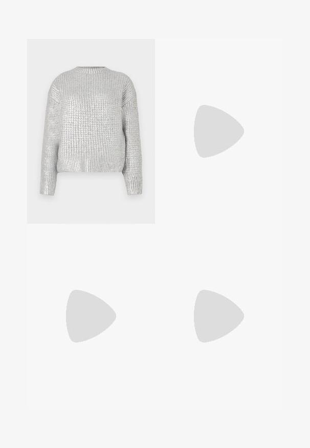 Pull en tricot argenté avec un design texturé à côtes, un col rond et des manches longues. Le tissu a une finition brillante et réfléchissante.; Jean large en denim gris avec taille à cordon de serrage, poches avant et légères décolorations, avec des coutures visibles le long des coutures.; Escarpin noir en cuir à bout pointu avec une bride de cheville et un talon épais. Texture lisse, design élégant et esthétique minimaliste.; Sac à main en cuir noir avec une forme courbée, bandoulière amovible et des accessoires en or. Le sac est doté d'un rabat avec un détail de boucle.