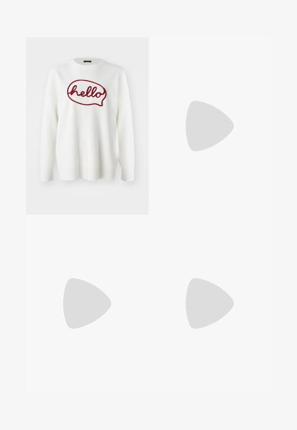 Weißer Pullover mit einem roten, gestickten "Hallo" im Inneren eines Sprechblasen-Designs. Schlichter Rundhalsausschnitt sowie gerippte Bündchen und Saum.; Hellblaue Denim-Shorts mit fünf Taschen, einem Reißverschluss und einem Knopfverschluss. Der Saum ist fransig und das Design bietet eine lässige Passform.; Schwarze Plateau-High Heels mit spitzem Zeh und verstellbarem Knöchelriemen. Gefertigt aus glattem Leder und mit einem klobigen Blockabsatz.; Schwarze Lederhandtasche mit geschwungener Form, abnehmbarem Tragegurt und goldenen Beschlägen. Die Tasche verfügt über einen Deckel mit einer Schnallen-Details.