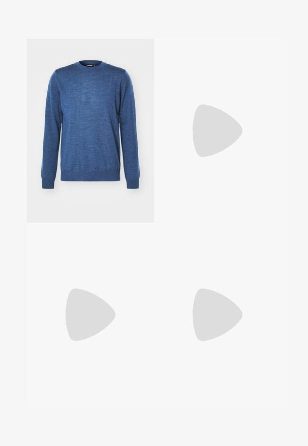 Pull en tricot bleu à col rond et manches longues. Il présente un tissu texturé et des poignets et un ourlet côtelés. Petit logo sur la poitrine.; Pantalons cargo noirs en coton à coupe ample, dotés de deux poches latérales et de texte brodé sur la jambe gauche.; Stuart Weitzman CLUB CLASSIC PENNY LOAFER - Mocassins de ville - black; Sac à bandoulière en cuir noir avec une poche avant zippée, logo embossé et une bandoulière ajustable. Texture lisse avec une forme structurée.