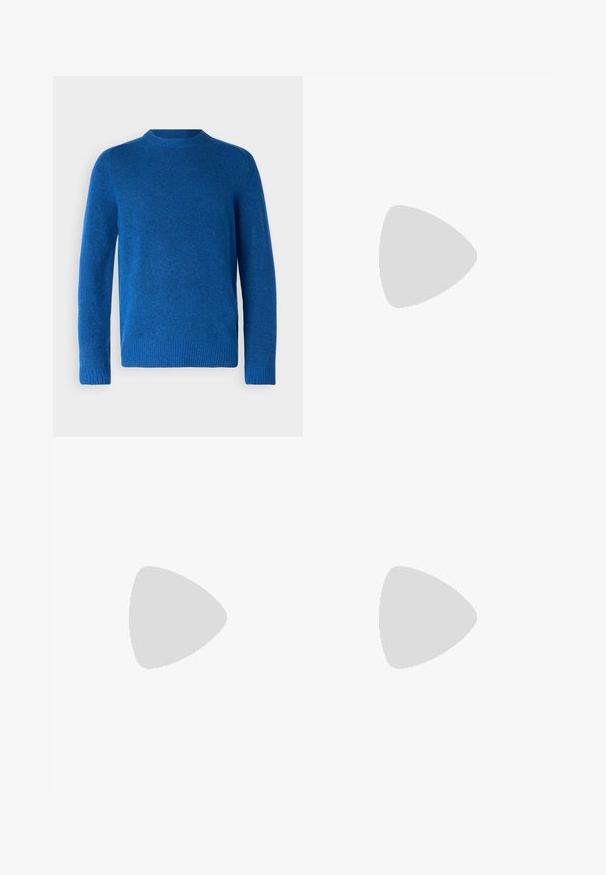 Sweater de lã azul com decote redondo, punhos e bainha canelados. Textura suave, peso médio e um design sem adornos.; Calças cargo em verde oliva, feitas de um tecido resistente. Apresentam dois bolsos laterais, uma cintura padrão e um corte de perna reta.; Sapatilhas de couro branco com perfurações, biqueira redonda, sola plana e atacadores grossos, apresentando um logotipo swoosh visível e "AIR" no calcanhar.; Bolsa transversal preta com um compartimento principal com fecho éclair, bolso frontal, alça ajustável e um logotipo visível na aba.