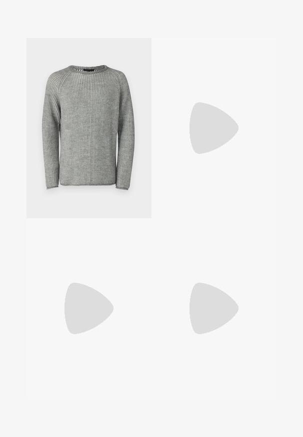 Pulover gri cu nervuri, cu mâneci lungi, guler rotund și țesătură texturată. Prezintă un finisaj curat pe margini și o croială lejeră.; Cămașă albă din bumbac cu mâneci lungi, decolteu rotund, fante pe laterale la baza, cu o textură netedă, expusă din spate.; Jeans din denim bleu deschis cu un design drept, cinci buzunare, închidere cu buton, decolorare minimă și detalii de cusătură în contrast.; Adidași albi cu o suprafață din piele netedă și un profil jos. Au un vârf rotunjit, șase orificii pentru șireturi și o talpă din cauciuc texturată.