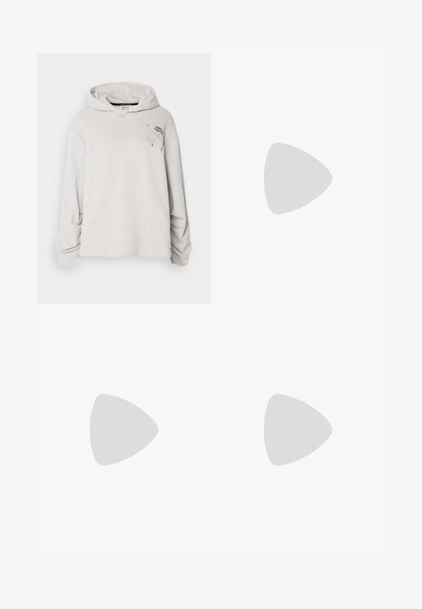 Lys grå hettegenser laget av mykt materiale, med en frontlomme, brede ermer og et grafisk design på venstre brystområde.; ONLY Petite ONLMADISON BLUSH WIDE - Wide leg - dark blue denim; Hvite og sølv Nike-sneakers med mesh-stoff, reflekterende detaljer, og en beige såle. Brukt med svarte sokker, stående på en blå overflate.; Sølv ringøredob med en polert finish, med små gull detaljer og en rund form, båret på øreflippen.