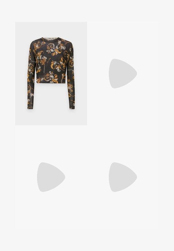 Fekete, rövidített pulóver hosszú ujjakkal, arany és fehér virágmintával, texturált anyaggal, ami enyhe fényt bocsát ki.; Versace Jeans Couture Testhezálló fazon - indigo; Fekete lakk bőrből készült slingback sarokcipő, hegyes orral, amelyen kivágott rész található, és rugalmas pánt, amelyen a márkaneve van gravírozva.; Fehér nyolcszögletű napszemüveg sötét lencsékkel. Arany hardware részletekkel és texturált kialakítással a szárakon.