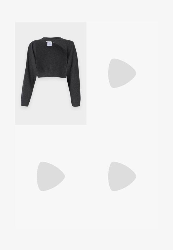 pure cashmere BOLERO TWO-WAY - Trui - graphite; Lichtblauwe denim jeans met een hoge taille, wijde pijpen, twee zijzakken en geplooid ontwerp. Zachte textuur met een vervaagd uiterlijk.; Zwarte leren hoge hak met een spitse neus, een gladde textuur en een tapse hak. Minimalistisch ontwerp, geen extra versieringen.; Zwarte leren schoudertas met een zachte textuur, driehoekige vorm en verstelbare schouderriem, gecombineerd met een lichtblauw gestreept shirt en witte broek.