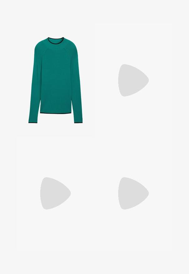 Turkusowy sweter z prążkowanej dzianiny, z długimi rękawami, okrągłym dekoltem i czarnymi akcentami przy kołnierzyku i mankietach. Gładka tekstura, luźny krój.; Czarne szerokie spodnie z wysokim stanem, z detalami w postaci guzików na pasku oraz plisami z przodu.; Czarne skórzane botki za kostkę z ostrym noskiem i masywnym obcasem. Gładka tekstura z minimalnymi akcentami i elegancki, dopasowany fason.; Czarna torebka o usztywnionym kształcie, gładkiej fakturze i metalowym zapięciem. Połączona z szerokimi czarnymi spodniami i sandałami na otwartym palcu na drewnianej podłodze.