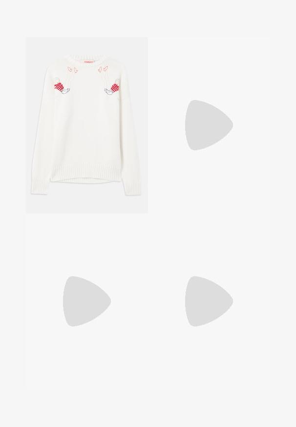 Biały dzianinowy sweter z haftowanymi postaciami w kolorze czerwonym i niebieskim. Okrągły dekolt, ściągacze na rękawach i u dołu. Miękka tekstura, luźny krój.; Denimowa spódnica midi w ciemnym indygo, z przodu rozcięcie i drobnym wypłowieniem. Klasyczny design z pięcioma kieszeniami oraz metalowym zapięciem.; Czarne skórzane botki za kostkę z okrągłym noskiem, słupkowym obcasem, bocznym zamkiem i przeszyciami na cholewce. Gładka tekstura, klasyczny design.; Czerwona skórzana kopertówka o teksturowanym wykończeniu, z płaskim złożonym wierzchem i krótkim paskiem. Subtelne logo marki z przodu.
