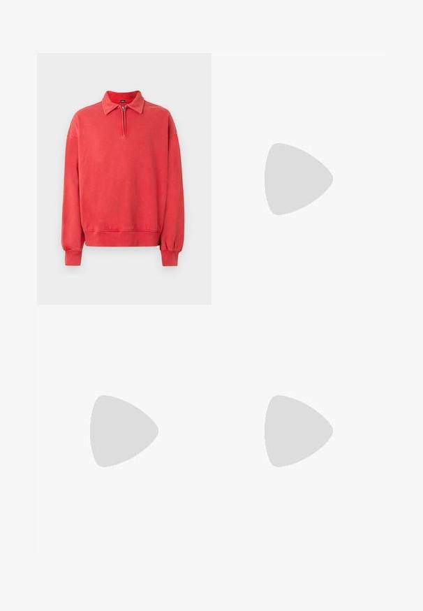 Felpa rossa in pile con colletto, mezzo zip e polsini elastici. Texture morbida e vestibilità comoda, con orlo a coste.; Polo shirt nero a maniche corte con un motivo astratto testurizzato. Il colletto è piatto e leggermente aperto, migliorando il design rilassato.; Shorts in denim azzurro chiaro con taglio classico. Presentano cinque tasche, dettagli di cucitura arancione e orli a taglio vivo.; Mocassini in pelle nera con finitura liscia, punta arrotondata e cuciture decorative sulla tomaia. Tacco basso impilato e leggero lucido.