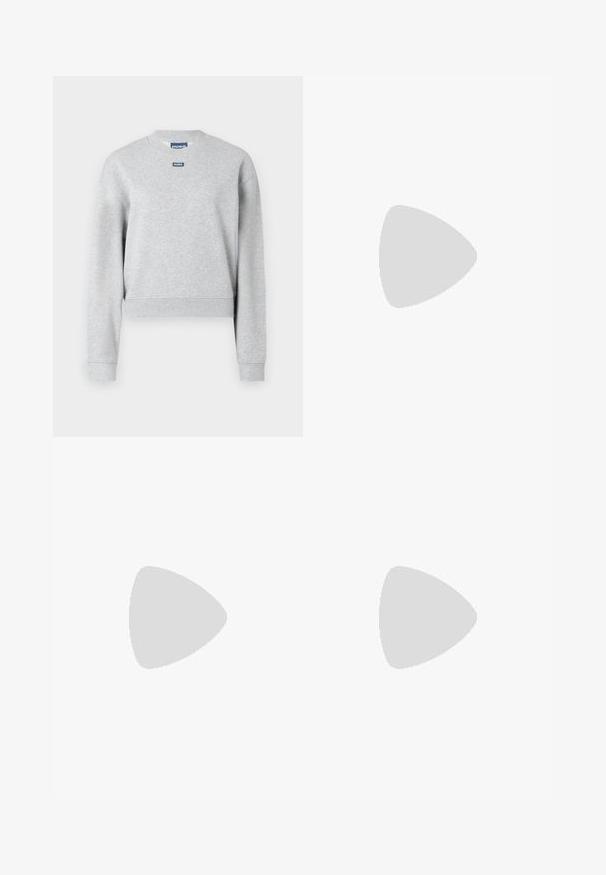Grauer Sweatshirt mit Rundhalsausschnitt, langen Ärmeln und gerippten Bündchen. Besitzt ein kleines blaues Logoetikett vorne oben. Weiche Textur.; Schwarze Hose mit geradem Schnitt, doppelten Falten, einer glatten Textur und einem klassischen Bunddesign. Keine sichtbaren Beschläge oder Akzente.; Schwarze Lederpumps mit spitzem Zehenbereich und einem klobigen quadratischen Absatz. Glatte Textur, einfaches Design, geeignet für formelle Anlässe.; Schwarze Leder-Schultertasche mit einer geschwungenen Form, Reißverschluss und verstellbarem Tragegurt. Mit eingeprägtem Markenlogo auf der Vorderseite.