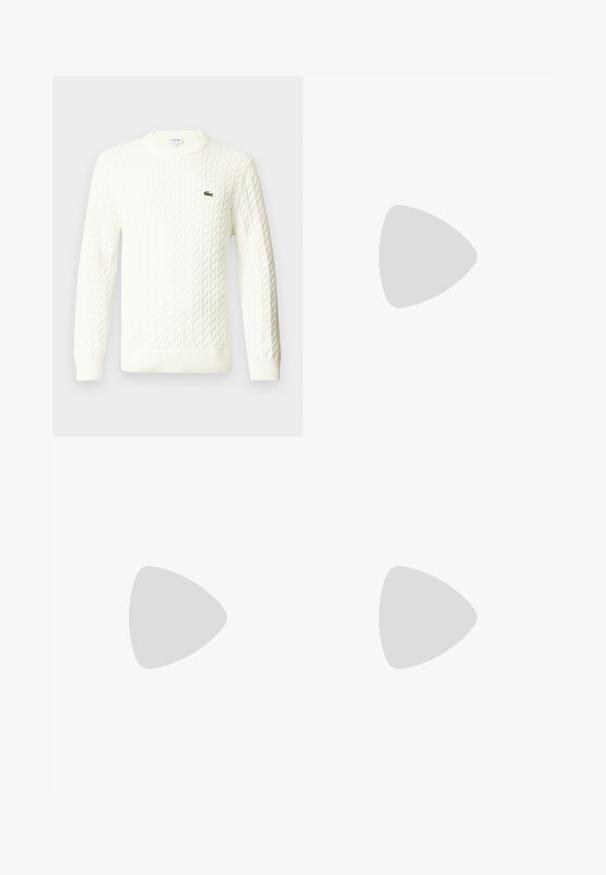 Hvit cable-knit genser med rund hals, lange ermer og en grønn brodert logo på brystet. Laget av et mykt strikket stoff.; Lys blå denimjeans med løs passform, rette ben, fem-lomme-design og knappelukking i livet. Minimalistisk sømdetalj.; Hvite skinnsko med en glat overflate, rund tå, flate lisser og teksturert såle. Grå semsket innfelt ved hælen.; Mindre sekk i mørkeblå tie-dye mønster med glidelås på toppen, teksturert materiale og en fremtredende logo detalj på fronten.