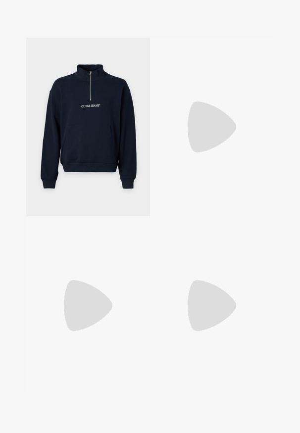 Námornícky modrý fleecový pulóver s polovičným zipsom a vysokým golierom, s prednou klokankou a bielou výšivkou loga "GUESS JEANS".; Čierne nohavice s rovnými nohavicami, vyrobené z hladkej tkaniny. Majú pútka na opasok a záhyby na prednej strane.; Biele kožené tenisky s hladkým povrchom, zaoblenou špičkou, plochými šnúrkami a textúrovanou podrážkou. Sivý semišový akcent na päte.; Priesvitné plastové slnečné okuliare s obdlžníkovými hnedými šošovkami, s tenkými priesvitnými rámami a kovovými akcentmi na spánkoch.