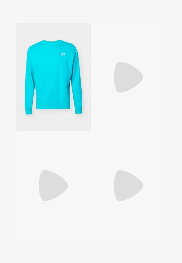 Nike Sportswear CRW - Felpa - dusty cactus/white; T-shirt bianca in cotone con scollatura rotonda, maniche corte e un piccolo logo nero "W.W." sul lato sinistro del petto. Tessuto liscio, vestibilità regolare.; Pantaloni utility in cotone marrone con design a gamba dritta, dotati di tasche anteriori e dettagli in metallo per una maggiore durata.; Sneakers Nike Air Force 1 nero e bianco con tomaia in pelle, punta perforata e dettaglio della suola testurizzata, indossati con pantaloni beige arrotolati e calze bianche.