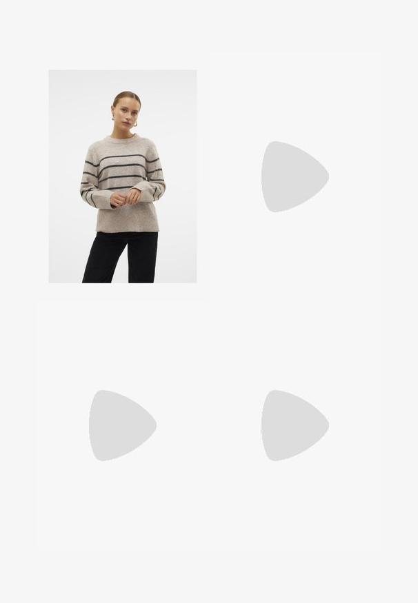 Vero Moda VMFLAWLESS O-NECK NOOS - Pulóver - silver mink; Szürke kötött rövidnadrág texturált mintával, bordázott derékrésszel és állítható zsinórral. Rövid fazon, puha anyag.; Barna suede bokacsizma platform talppal, lekerekített orral és varrás részletekkel; a hátsó részen húzófül található a könnyű felhúzás érdekében.; Barna műbőr válltáska ívelt formával, minimális varrással és arany színű kiegészítőkkel. Jellemzője a felső cipzáras záródás és állítható pánt.
