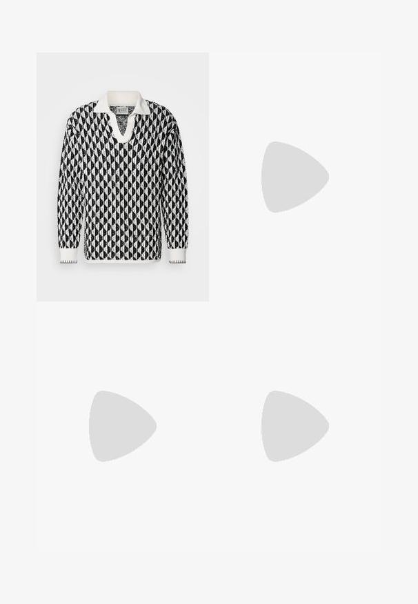 Scotch & Soda TEXTURED DROPPED SHOULDER LONG SLEEVE POLO - Pullover - white; Jean en denim noir avec une coupe droite, doté d'une fermeture à bouton, de cinq poches et de coutures minimales pour un look épuré.; Chaussure noire en cuir à lacets avec un embout arrondi, texture lisse, piqures minimales et un petit talon en caoutchouc. Logo sur le talon.; Sac de sport noir en matériau synthétique texturé. Doté de deux poignées et d'une bandoulière réglable. Design simple sans motifs visibles.