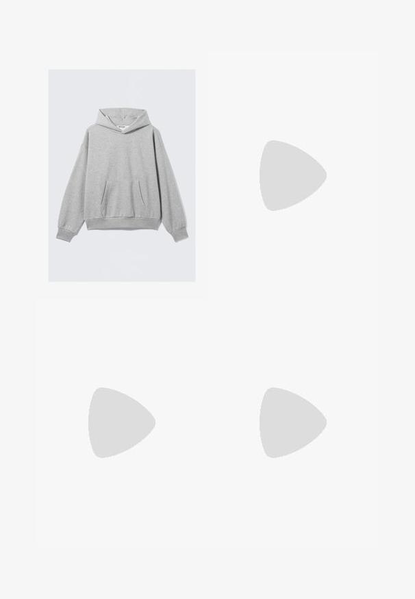 Lys grå hættebluser med lange ærmer, frontkangaroo-lomme, ribbede manchetter og kant, lagt fladt på en lys baggrund.; Hvid bomulds t-shirt med korte ærmer, rund halsudskæring, afslappet pasform, og ingen synlige logoer eller mønstre. Glat tekstur og minimalistisk design.; Høj talje, løstsiddende jeans i falmet sort denim. Har fem lommer, bæltestropper og et rent, lige ben design.; Grå og hvid sneaker med en overdel i ruskind og læder, rund tå, flade snørebånd og en gummisål med en gummifarvet detalje.