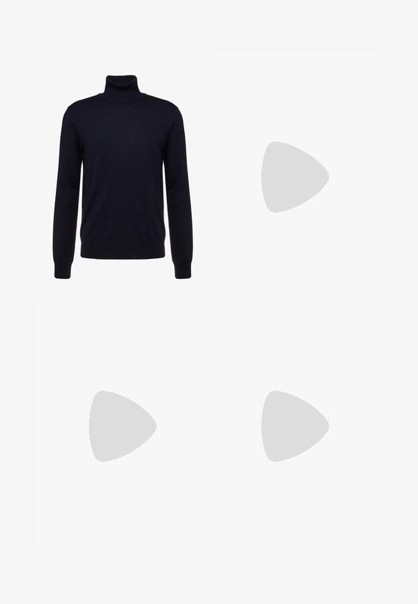 Maglione a collo alto navy realizzato in tessuto morbido, con maniche lunghe, colletto aderente e polsini e orlo ribattuti. Senza fantasie né dettagli.; Pantaloni neri realizzati in tessuto liscio, con una vestibilità dritta, due tasche frontali e una chiusura con zip e bottone.; Zoccoli in suede marrone con fodera in shearling, fibbia metallica regolabile e suola in gomma testurizzata. Design minimalista e forma arrotondata.; Occhiali da sole in plastica nera con lenti verdi, montatura quadrata, dettaglio argento sulla parte superiore e steli con texture. Marchio indicato sulla parte interna dello stelo.