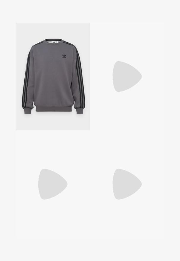 Sweatshirt cinza feito de tecido macio, com decote redondo, detalhes em três riscas pretas ao longo das mangas e um pequeno logótipo preto no peito.; Jeans de ganga preta com um design de perna reta, apresentando bolsos frontais, fecho de botão e uma leve textura. Inclui um detalhe de logótipo discreto.; Calças largas em padrão xadrez castanho e azul, combinadas com sapatos brancos com detalhes pretos e solas texturizadas, contra um fundo verde.; Saco preto de ombro com uma textura almofadada, uma forma arredondada e uma alça larga, apresentando um logótipo em relevo na parte da frente.