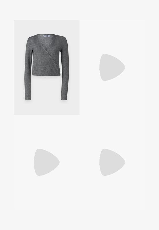 Szara, długosleeve'owa bluzka o kroju osłonowym, wykonana z miękkiego, teksturowanego materiału. Posiada dekolt w kształcie litery V oraz krótki fason, tworzący dopasowaną sylwetkę.; Czarne szerokie spodnie z wysokim stanem, z detalami w postaci guzików na pasku oraz plisami z przodu.; Czarne skórzane szpilki z ostrym noskiem i niskim słupkowym obcasem. Wyposażone w pasek na kostkę z złotym zapięciem. Gładka tekstura.; Czarna skórzana torba na ramię z dwoma długimi uchwytami, gładką teksturą i sztywną formą. Posiada przednią kieszeń dla dodatkowego przechowywania.