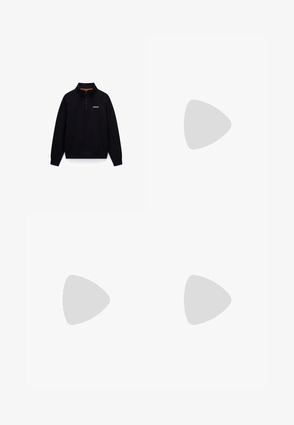 Sort pullover sweatshirt med høj hals og halvlukket design. Har orange detaljer indeni kraven og et lille logo på brystet.; Hvid bomulds t-shirt med korte ærmer, rund halsudskæring, afslappet pasform, og ingen synlige logoer eller mønstre. Glat tekstur og minimalistisk design.; Høj talje, løstsiddende jeans i falmet sort denim. Har fem lommer, bæltestropper og et rent, lige ben design.; Grå og hvid sneaker med en overdel i ruskind og læder, rund tå, flade snørebånd og en gummisål med en gummifarvet detalje.