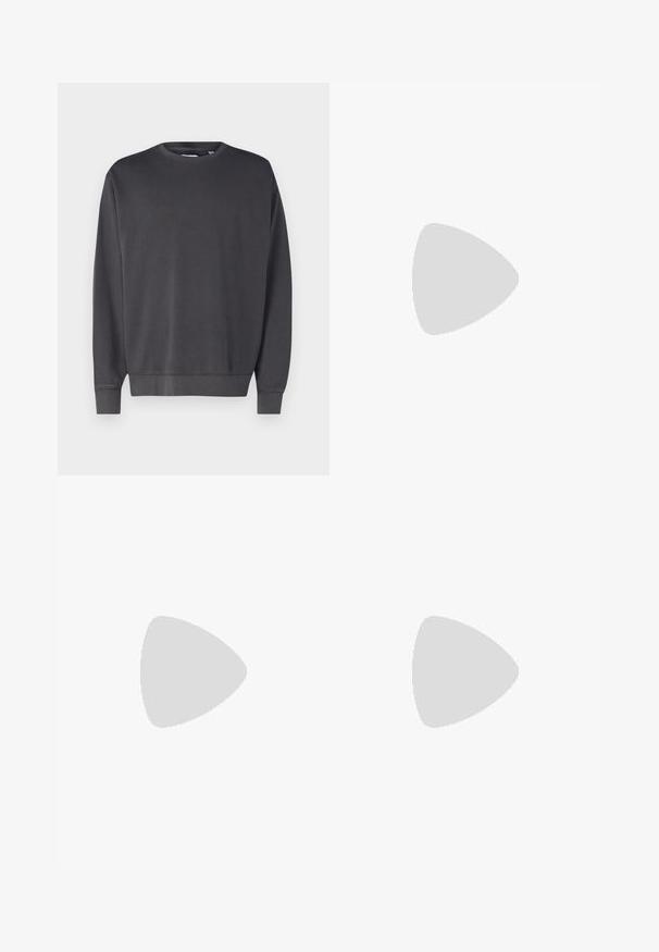 Jack & Jones JJECHARGE OVERSIZE FADED CREW NECK - Sportinis megztinis - castlerock; Balta trumpa rankovėmis marškinėliai, pagaminti iš medvilnės, su apvaliu kaklu ir tiesiu siluetu, be papildomų raštų ar puošmenų.; Jack & Jones Eddie - Laisvo kirpimo džinsai - blue denim; Nike Sportswear DUNK LOW RETRO - Sportbačiai - cool grey/white/photon dust/ brown