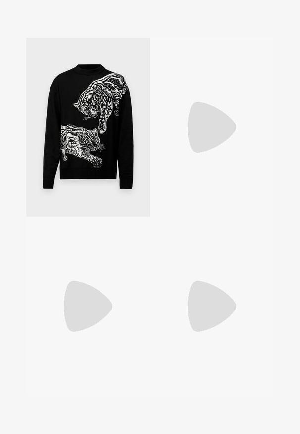 Pullover di maglia nera con un design di leopardi bianchi in movimento. Il collo è rotondo, con polsini e orlo a coste.; Pantaloni neri realizzati in un tessuto liscio; presentano una vita elasticizzata, tasche laterali e un design a gamba affusolata. Minimalisti e in un colore solido.; Sneaker in pelle bianca con una finitura liscia, punta rotonda, lacci piatti e suola testurizzata. Presenta un logo discreto sul tallone.; Occhiali da sole neri rotondi con lenti scure e sottili bracci in metallo. Include punte trasparenti e accenti argentati alla cerniera. Design minimalista.