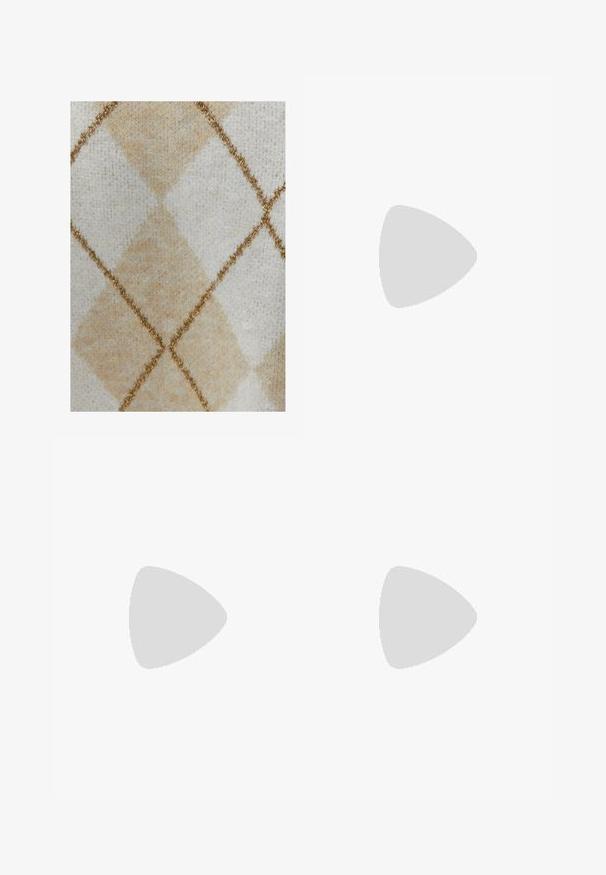 Beige och vit stickad tyg med ett diamantmönster, accentuerat av gyllene stygn. Mjuk textur med en subtil glans från det metalliska tråden.; Breda byxor i krämfärgad tyg med en mjuk yta, med en enda knapp fram, subtila veck och en hög midja design.; Vit högklackad sandal med en kraftig klack, med ett remdesign och ankelband. Slät textur med en plattform framtill för ökad höjd.; Vit syntetisk handväska med triangulär form, platt framklaff och rosettdetalj, justerbar rem, slät textur och minimalistisk design.