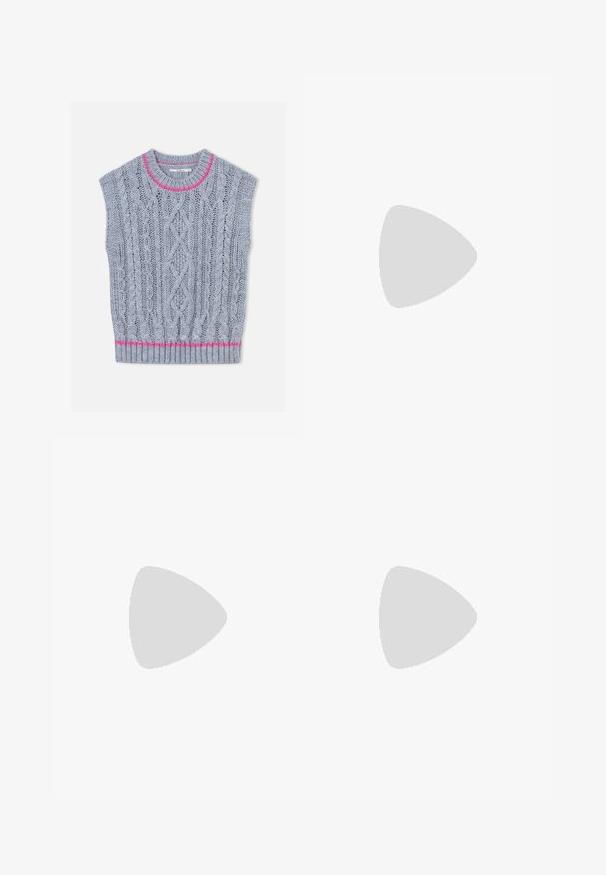 Gilet en tricot gris clair avec un motif torsadé, un accent rose autour de l'encolure et un ourlet inférieur côtelé. Manches courtes.; Jeans large en denim noir avec une ceinture à motif pied-de-poule. Comprend des poches avant et une fermeture à bouton. Texture déchirée.; Chaussures à bout pointu en cuir verni noir avec un talon bloc et une bride à la cheville, accompagnées de jambières en maille grise et d'une jupe en daim marron.; Sac beige texturé de forme arrondie, avec un bord effiloché tout le long des bords et une courte sangle pour le porter. Ouverture zippée en haut.