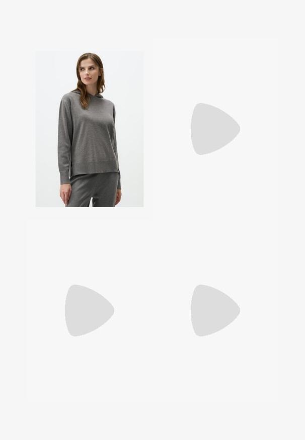 Sweatshirt à capuche gris avec des longues manches et une coupe décontractée. Présente un tissu texturé et doux avec des fentes sur les côtés à l'ourlet.; Pantalon noir avec une coupe droite, doté de poches avant et d'éclairs sur l'ourlet. Fabriqué en tissu doux et lisse. Convient à diverses occasions.; Sandales à talons vernies noires avec un bout carré, des sangles autour de la cheville et des boucles en argent. Dotées d'un talon bloc épais pour plus de stabilité.; Sac fourre-tout en cuir noir avec une texture lisse, de forme rectangulaire et deux longues poignées. Pas de matériel ou d'ornementations visibles.