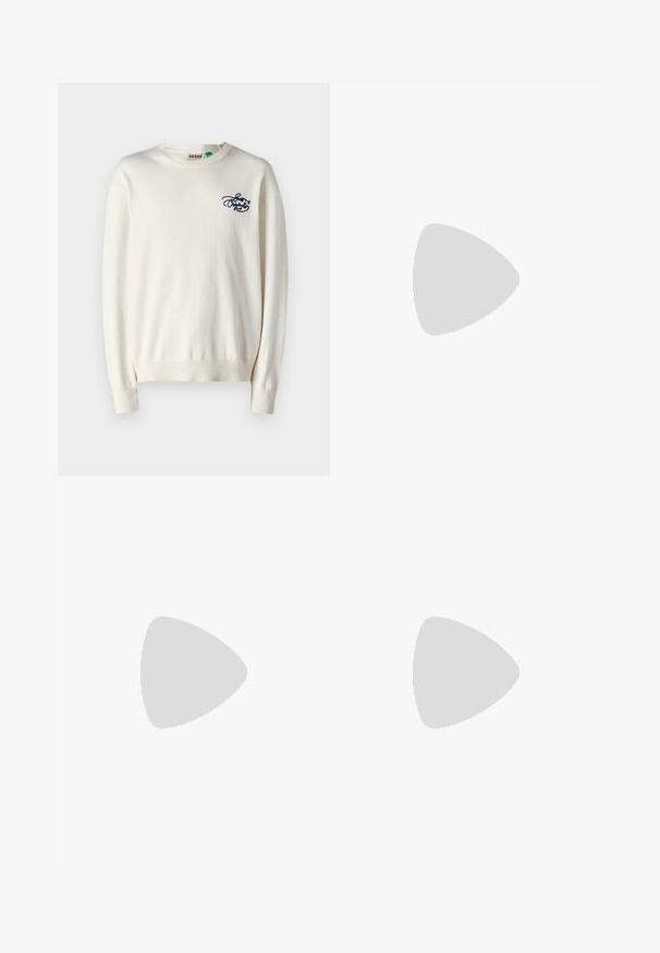 Cremfarbener Pullover mit geripptem Saum und Bündchen. Verfügt über ein navy-blaues, gesticktes Logo auf der Brust. Hergestellt aus einem weichen, strukturierten Stoff.; Schwarze Sportshorts mit roten und weißen diagonalen Streifen, mit "Chicago Bulls"-Logo und einer Stiergrafik auf dem linken Bein. Elastischer Bund.; Marineblaues Wildleder-Sneaker mit gelben Streifen, weißen Schnürsenkeln und burgunderfarbenen Akzenten. Texturierte Sohle mit Rillen für besseren Grip. Markenlogo an der Seite.; Schwarze Bauchtasche aus Nylon; verfügt über eine vordere Reißverschlusstasche, einen verstellbaren Riemen und ein Logopatch. Rundliche Form mit glatter Textur.