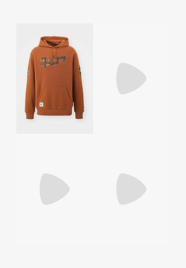 Brūns kapuce ar lielu "Dodgers" grafiku uz priekšpuses, kangarūu kabatu un ribinātām piedurknēm. Kreisajā piedurknē redzama zila logo uzlīme.; Pegador BARROW - Brīvi džinsi - sand washed blue; Augstpapēžu beigu kanvas kedas ar sarkanu svītru, baltu gumijas zoli un metāla acīm, ar ikonisku zvaigznes logo sānos.; Zelta ķēdes kaklarota ar lielām savstarpēji savienotām saitēm, centrā ar apaļu piekari, kurā ir izcelts emblema.