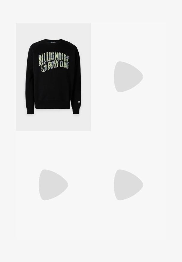 Melnas sporta krekls ar grafisku apdruku, kurā redzams teksts "Billionaire Boys Club" un astronauta logo. Izgatavots no mīksta materiāla ar ribotām piedurknēm.; Melnie denima džinsi ar taisnu kāju griezumu, ar pogu un rāvējslēdzēju, pieci kabatas un tonāli šuvumi.; Baltas sneakers ar zamša akcentiem, noapaļota purngala, plakaniem auklām un krēmkrāsas gumijas zoli. Ar zaļu zīmolu uz papēža.; Melnas ādas rokassomi ar strukturētu dizainu, dubultām rokturiem, viegliem šuvuma elementiem un zelta logotipu. Apvienota ar bežām platiem biksēm.